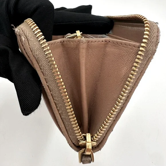 Miu Miu Portafoglio Lampo Matelasse Zip Wallet in Cammeo Beige.